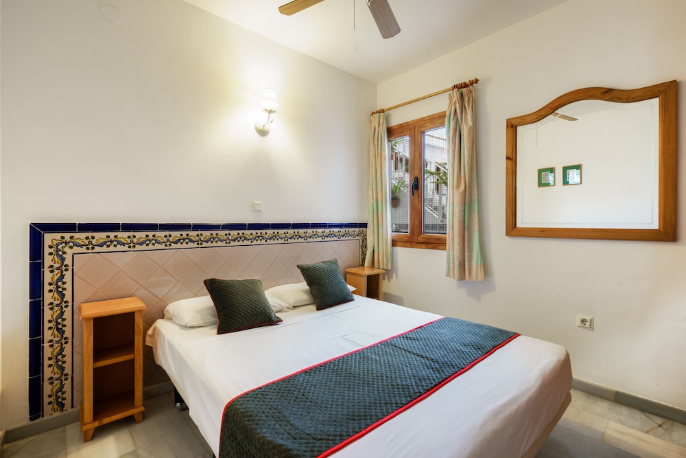 Apartamentos Pepe Mesa — Hotel rooms in Nerja, Andalusia