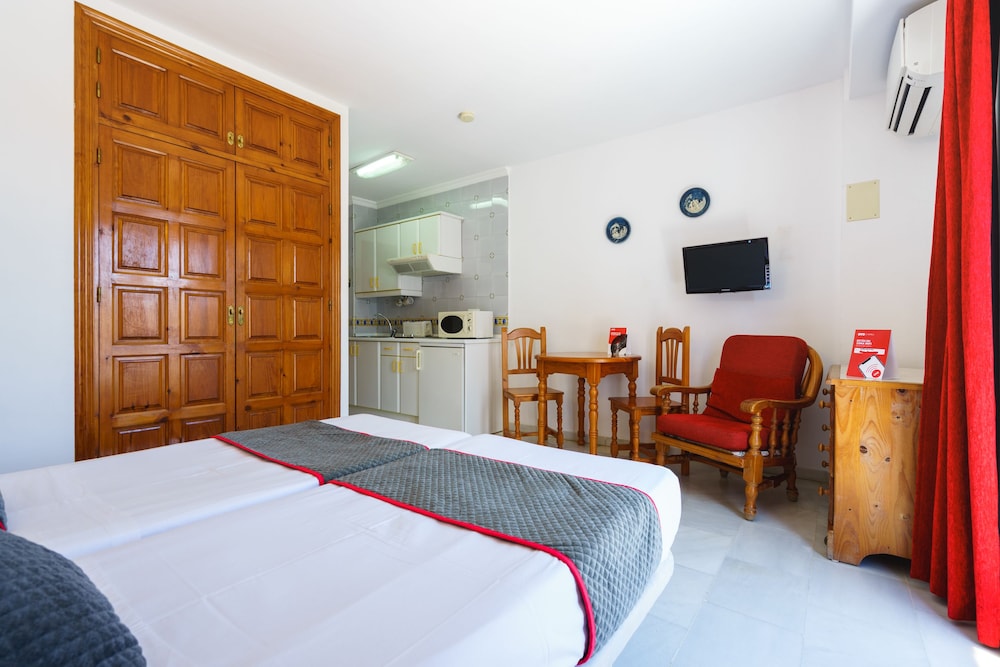 Apartamentos Pepe Mesa — Hotel rooms in Nerja, Andalusia