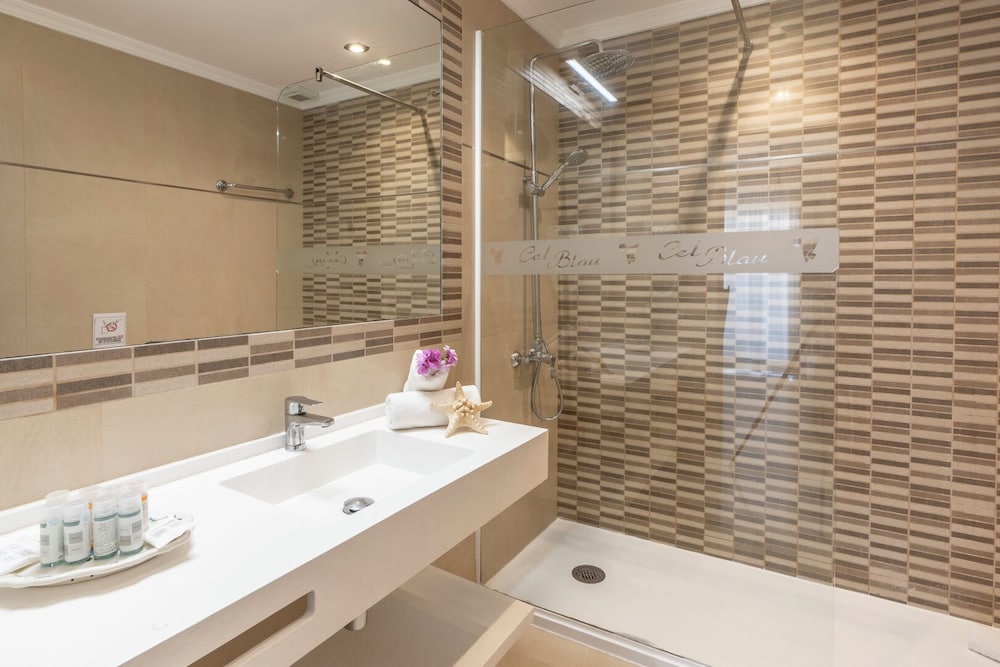 Apartamentos Cel Blau — Hotel rooms in Santa Eulalia, Balearic Islands