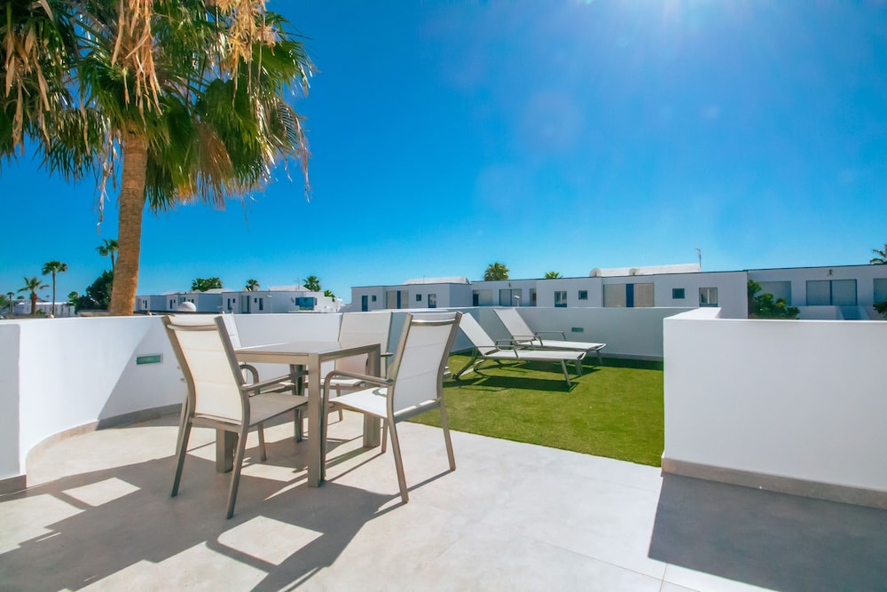 Club Atlantico — Hotel building in Puerto del Carmen, Canary Islands