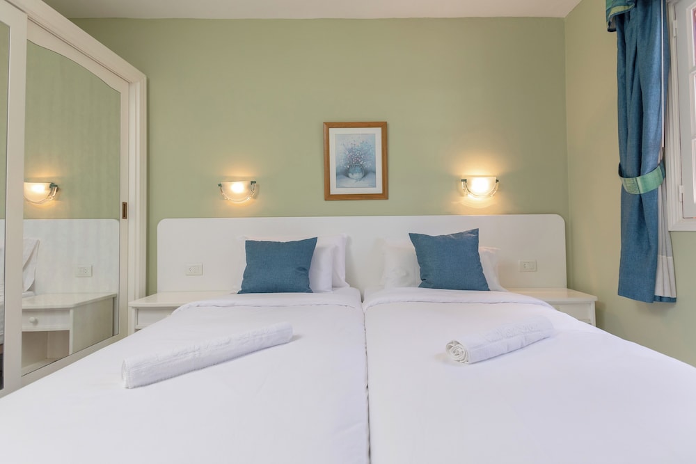 Club Vista Serena — Hotel rooms in Maspalomas, Canary Islands