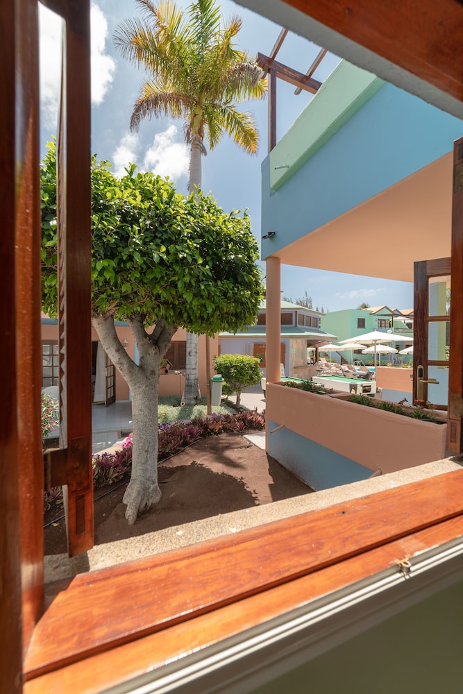 Club Vista Serena — Hotel building in Maspalomas, Canary Islands