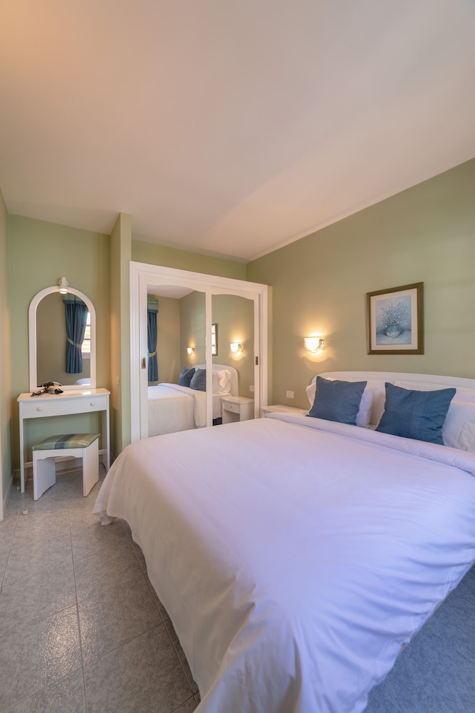 Club Vista Serena — Hotel rooms in Maspalomas, Canary Islands