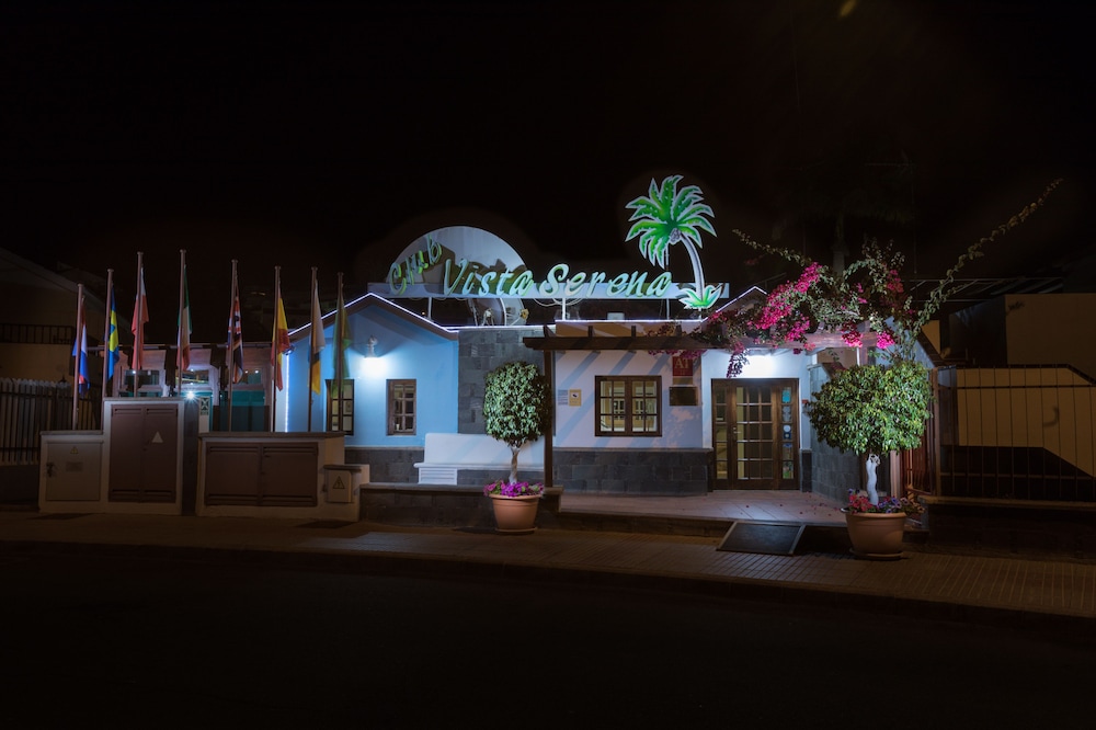 Club Vista Serena — Hotel building in Maspalomas, Canary Islands
