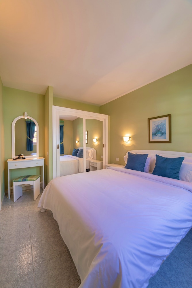 Club Vista Serena — Hotel rooms in Maspalomas, Canary Islands
