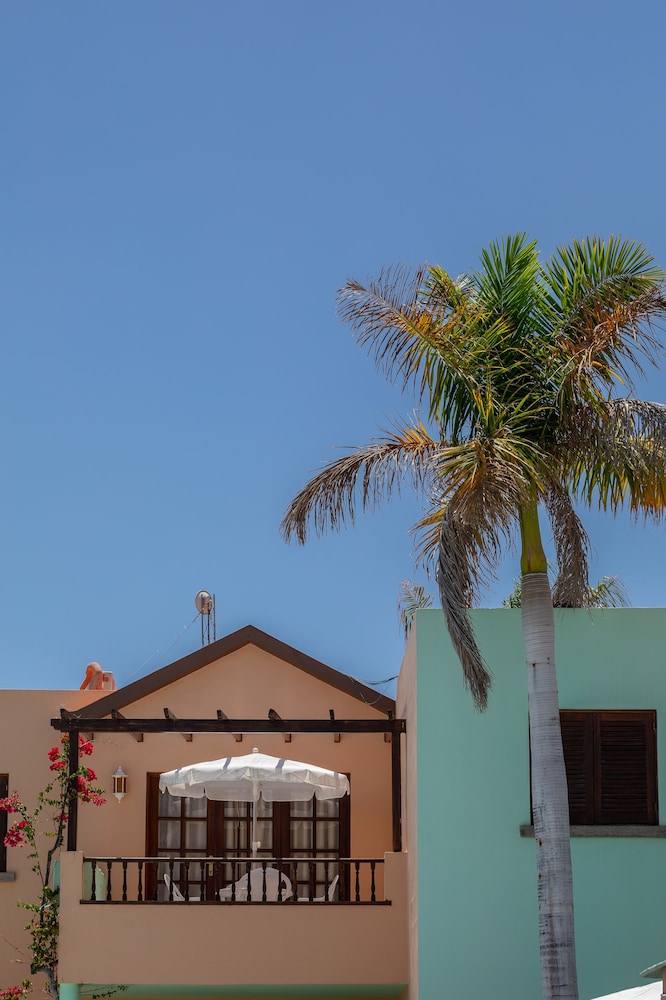 Club Vista Serena — Hotel building in Maspalomas, Canary Islands