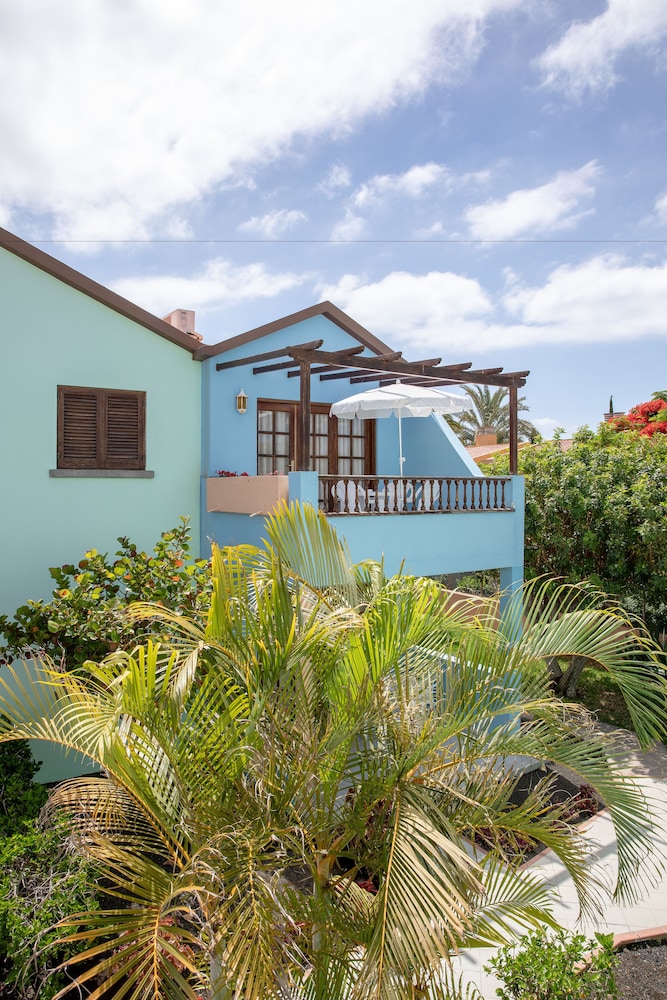 Club Vista Serena — Hotel building in Maspalomas, Canary Islands