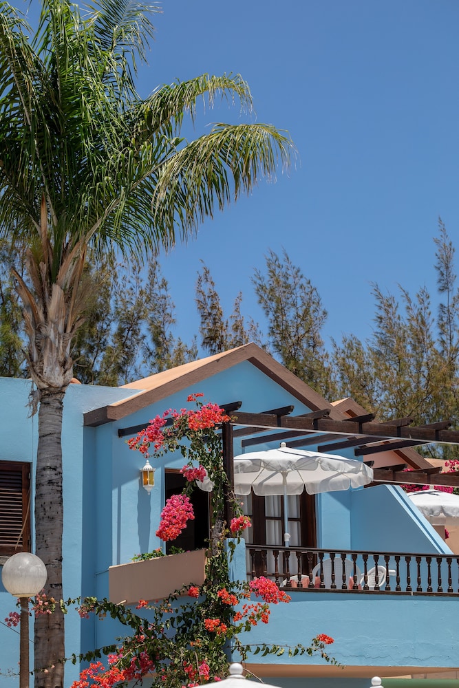 Club Vista Serena — Hotel building in Maspalomas, Canary Islands