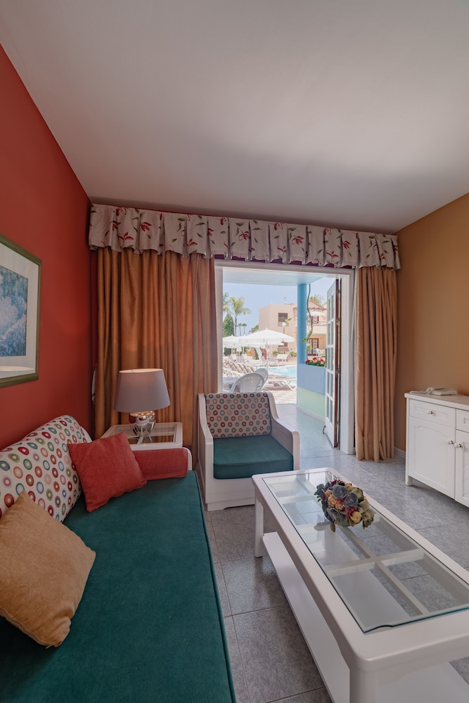 Club Vista Serena — Hotel rooms in Maspalomas, Canary Islands