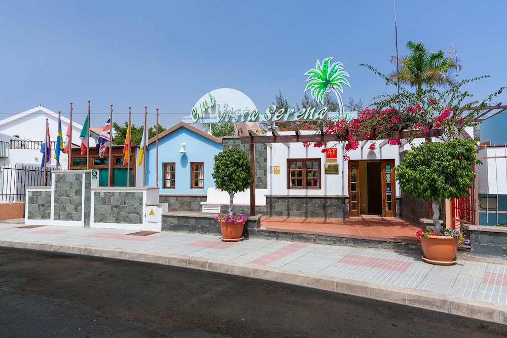 Club Vista Serena — Hotel building in Maspalomas, Canary Islands