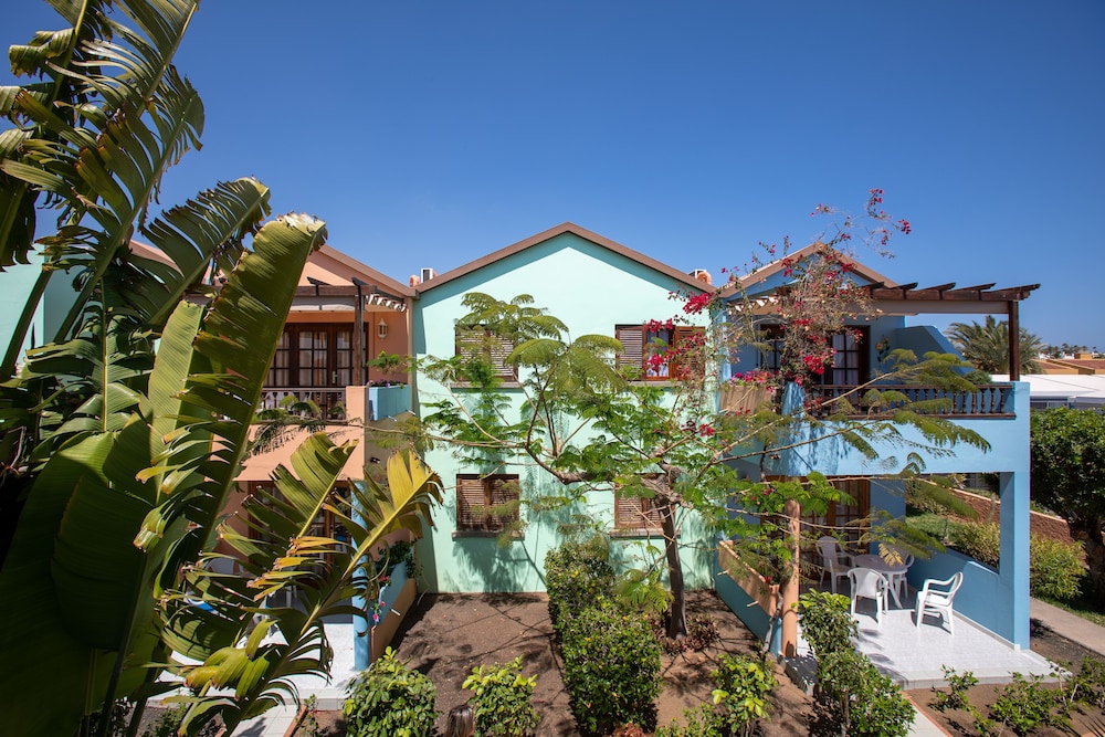 Club Vista Serena — Hotel building in Maspalomas, Canary Islands