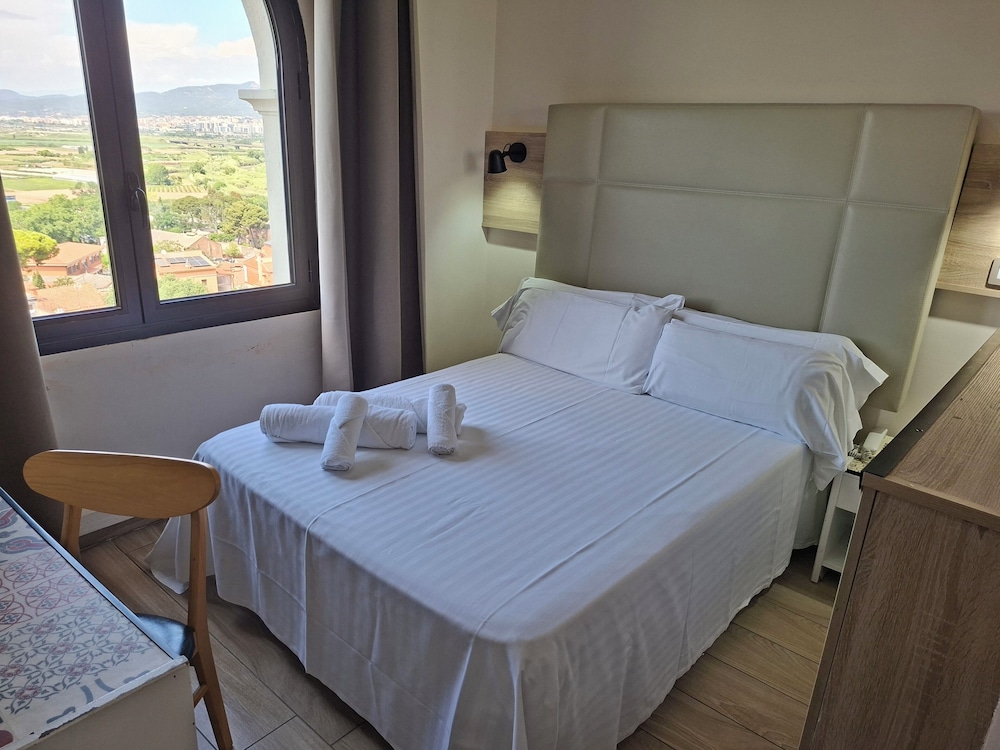 Hotel El Castell — Hotel rooms in Barcelona, Catalonia