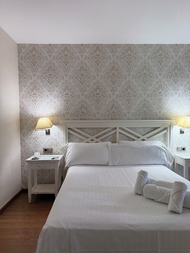 Hotel El Castell — Hotel rooms in Barcelona, Catalonia