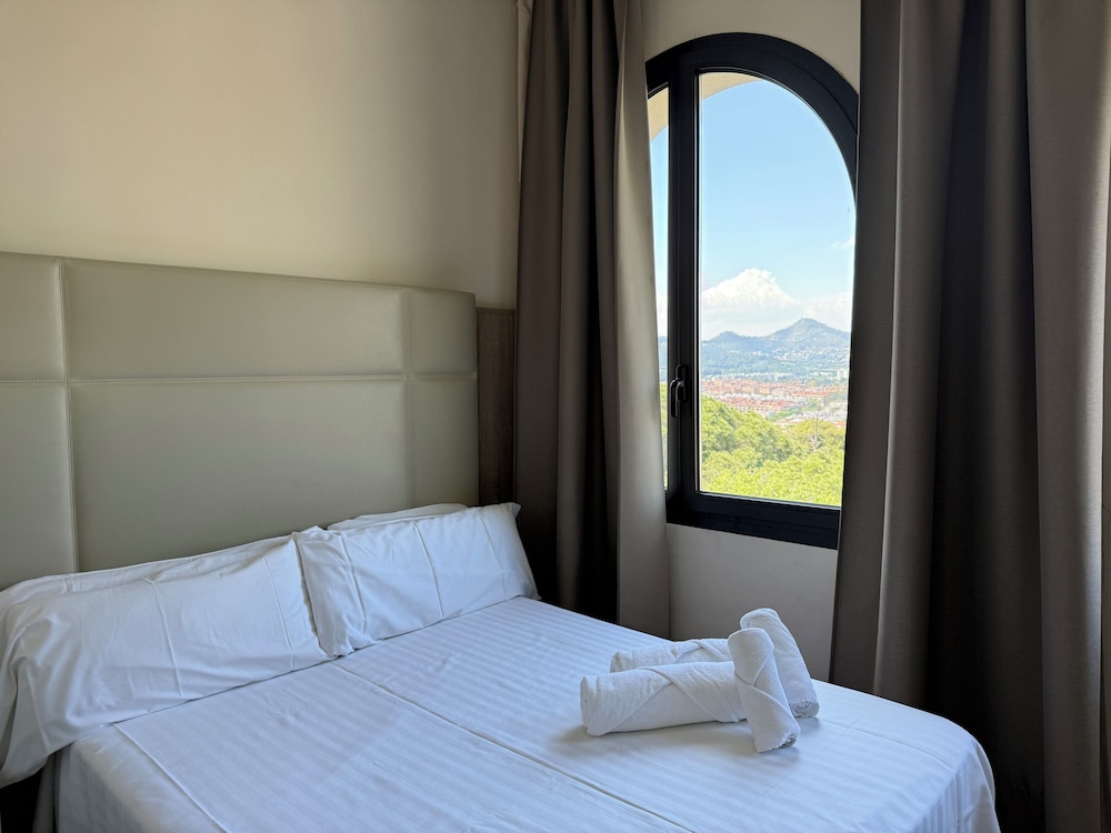 Hotel El Castell — Hotel rooms in Barcelona, Catalonia