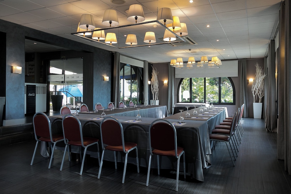 Hotel El Castell — Restaurant & bars in Barcelona, Catalonia