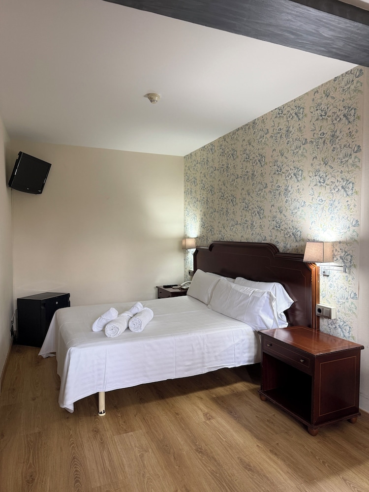 Hotel El Castell — Hotel rooms in Barcelona, Catalonia