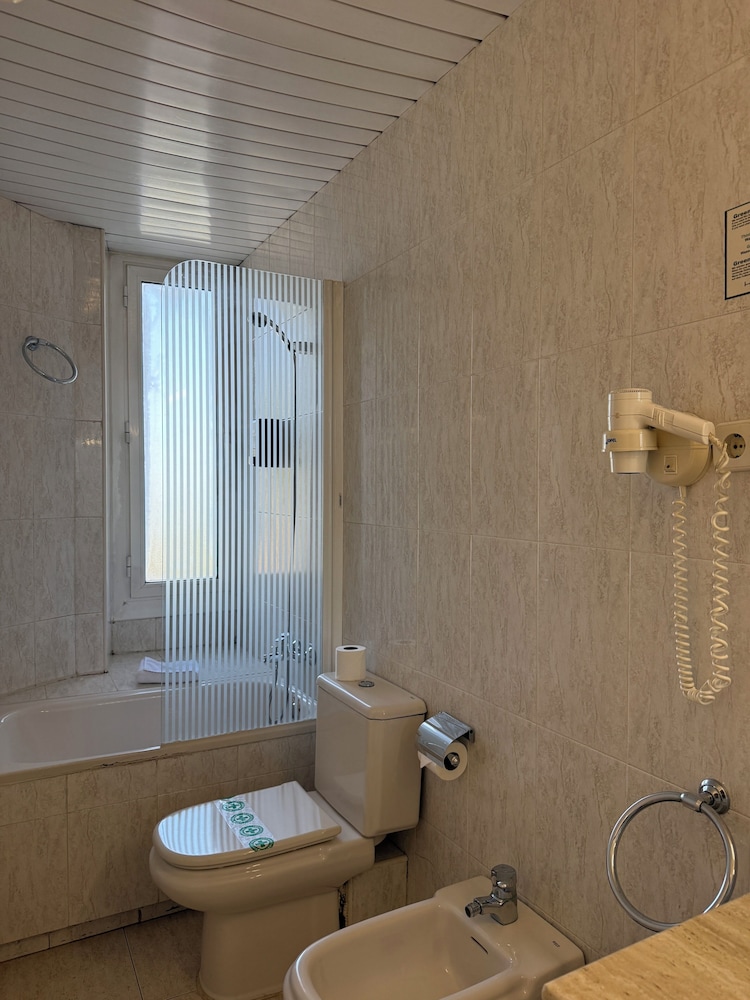 Hotel El Castell — Hotel rooms in Barcelona, Catalonia
