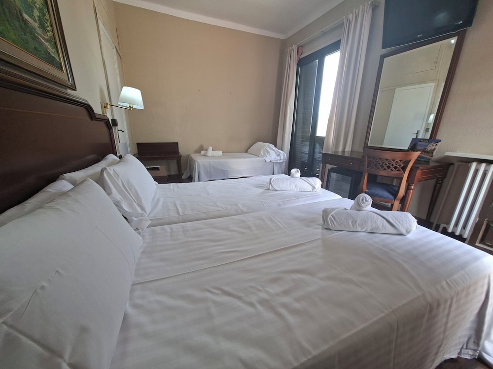 Hotel El Castell — Hotel rooms in Barcelona, Catalonia
