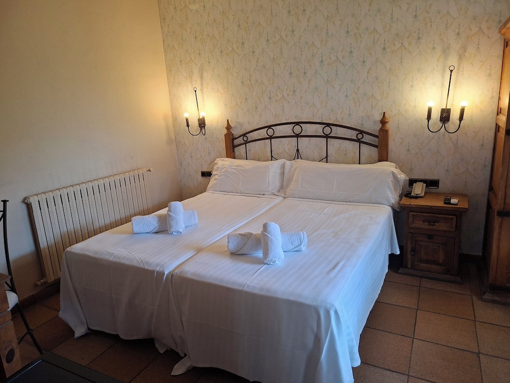 Hotel El Castell — Hotel rooms in Barcelona, Catalonia
