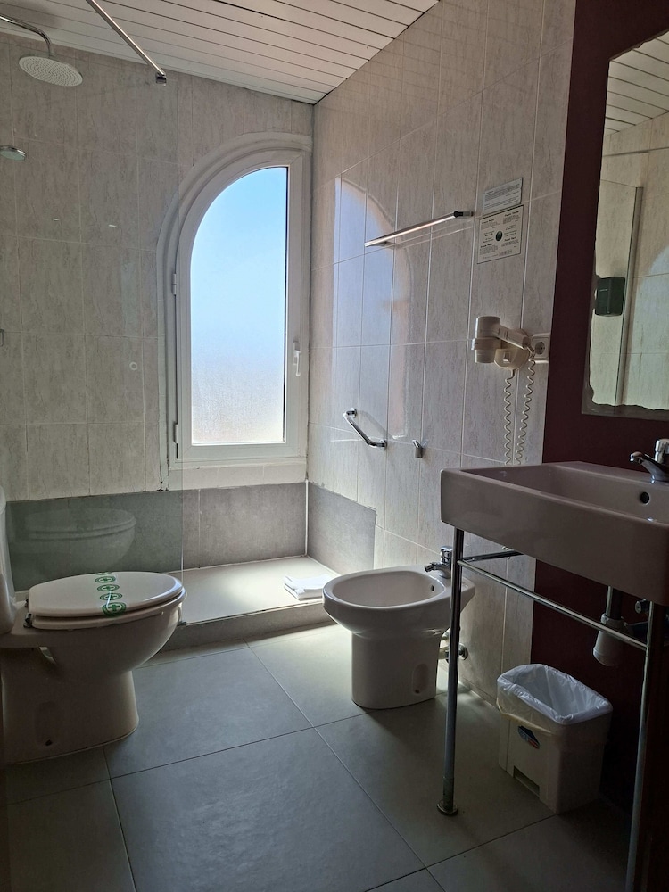Hotel El Castell — Hotel rooms in Barcelona, Catalonia
