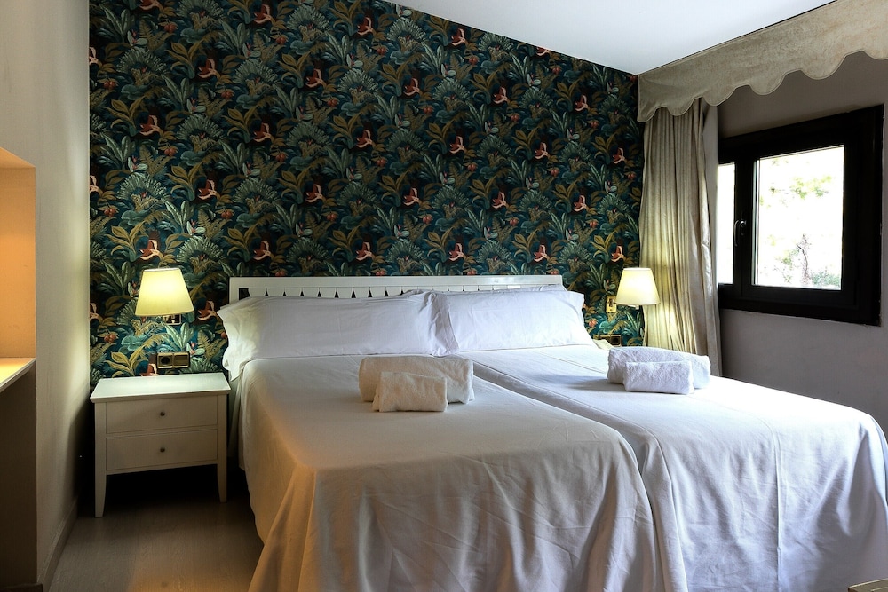 Hotel El Castell — Hotel rooms in Barcelona, Catalonia