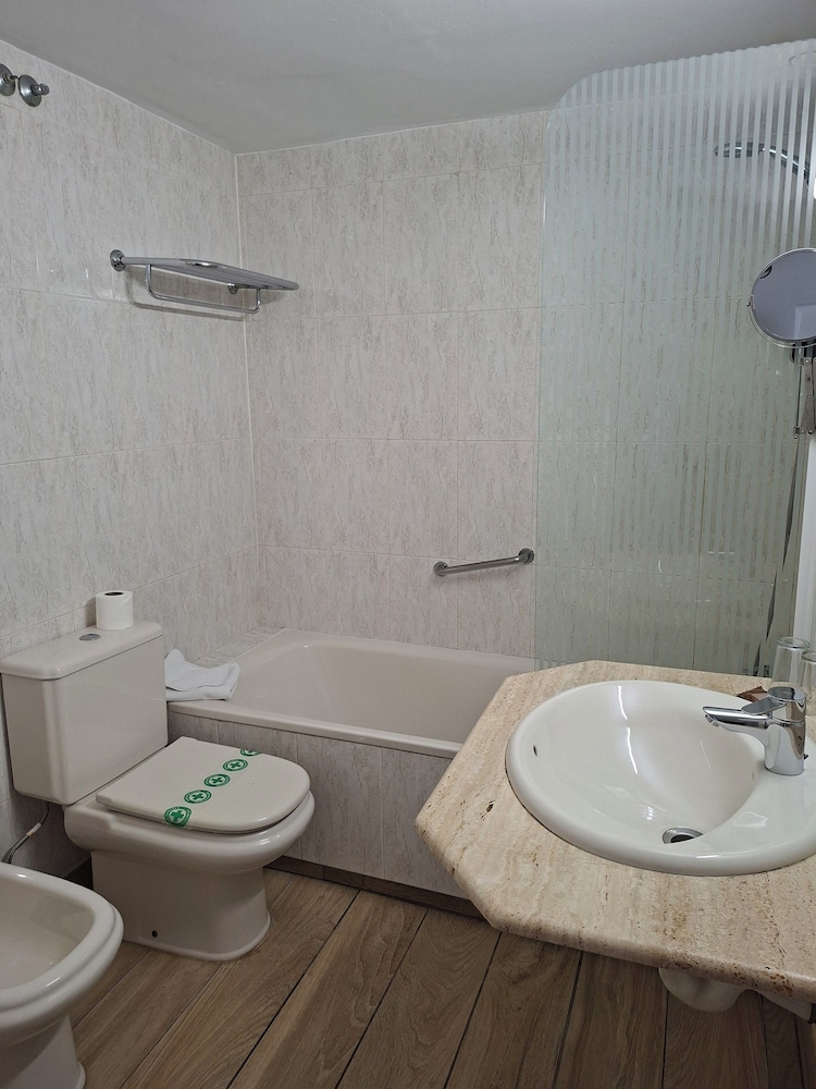 Hotel El Castell — Hotel rooms in Barcelona, Catalonia