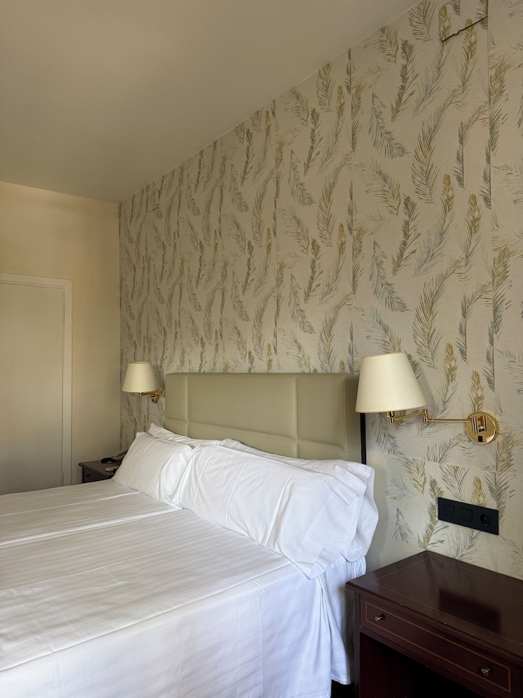 Hotel El Castell — Hotel rooms in Barcelona, Catalonia