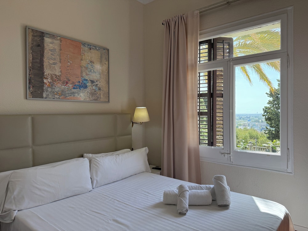 Hotel El Castell — Hotel rooms in Barcelona, Catalonia