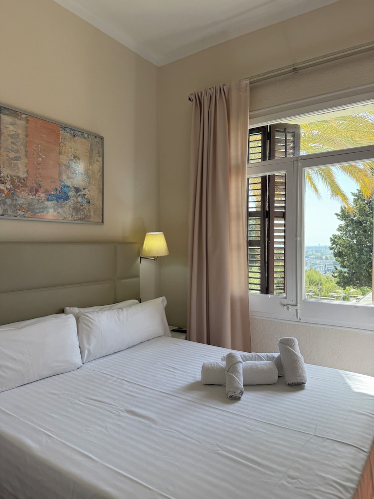 Hotel El Castell — Hotel rooms in Barcelona, Catalonia