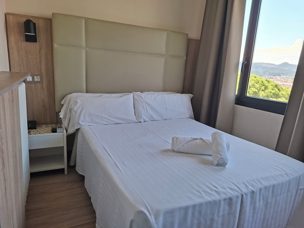 Hotel El Castell — Hotel rooms in Barcelona, Catalonia