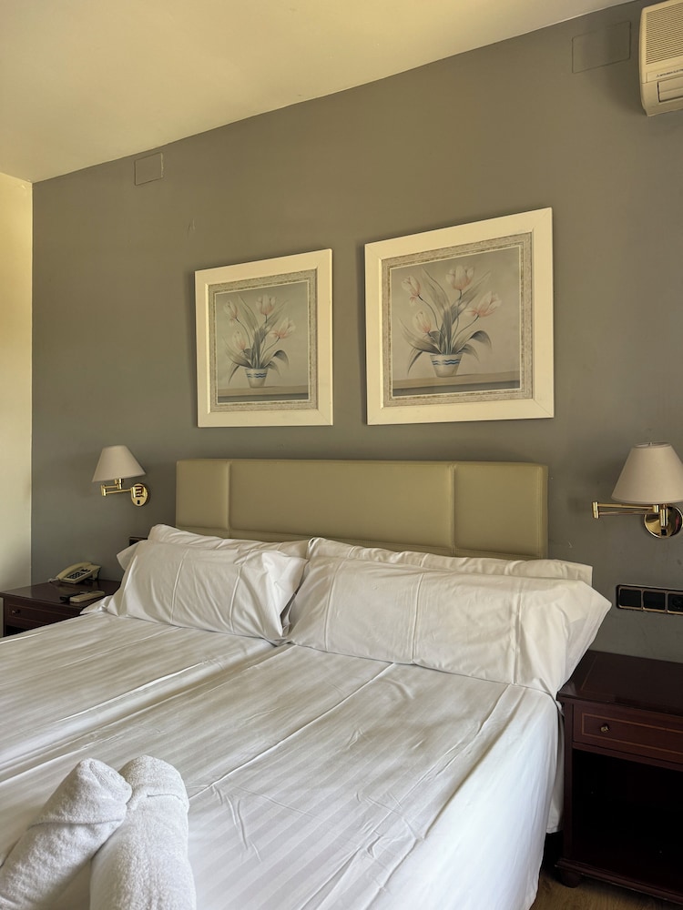 Hotel El Castell — Hotel rooms in Barcelona, Catalonia