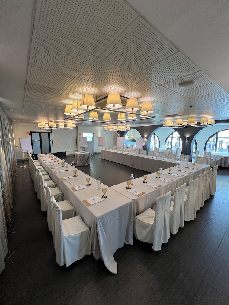 Hotel El Castell — Restaurant & bars in Barcelona, Catalonia