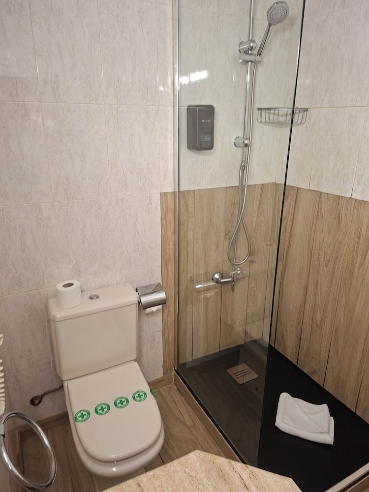 Hotel El Castell — Hotel rooms in Barcelona, Catalonia