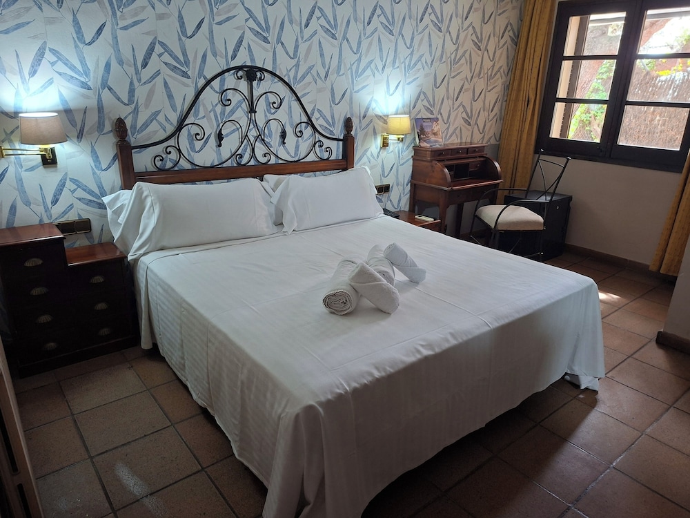 Hotel El Castell — Hotel rooms in Barcelona, Catalonia