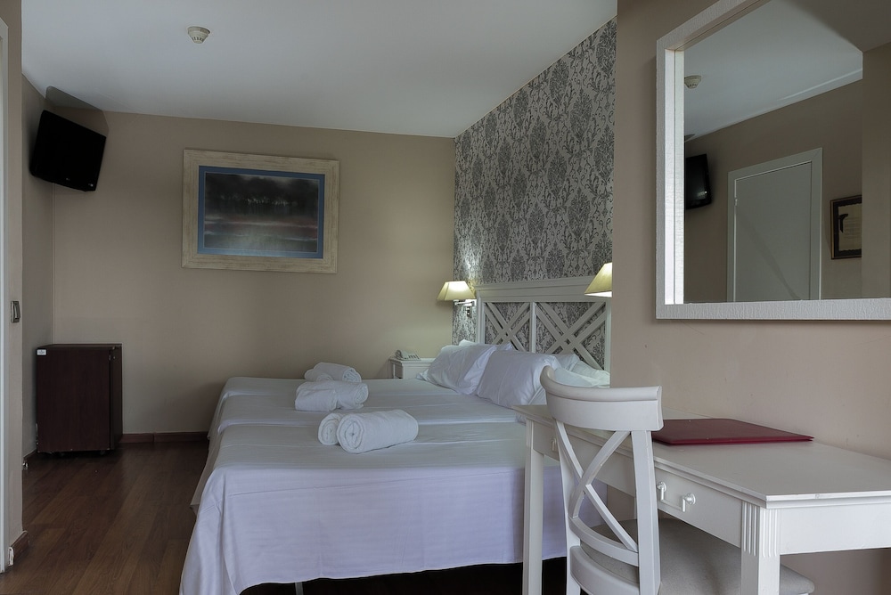 Hotel El Castell — Hotel rooms in Barcelona, Catalonia