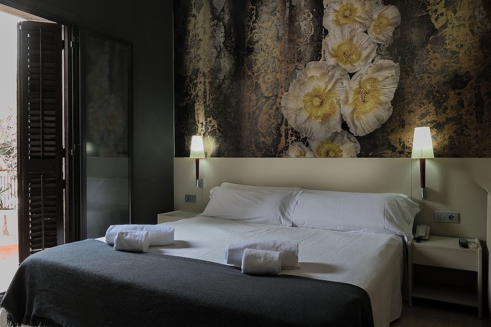 Hotel El Castell — Hotel rooms in Barcelona, Catalonia
