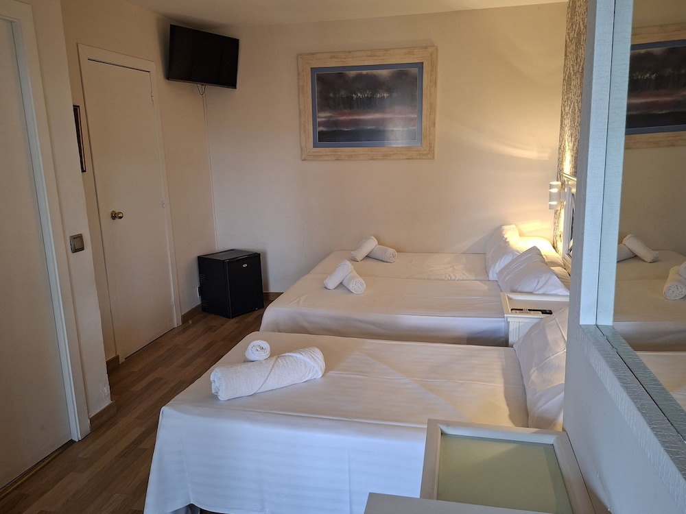 Hotel El Castell — Hotel rooms in Barcelona, Catalonia