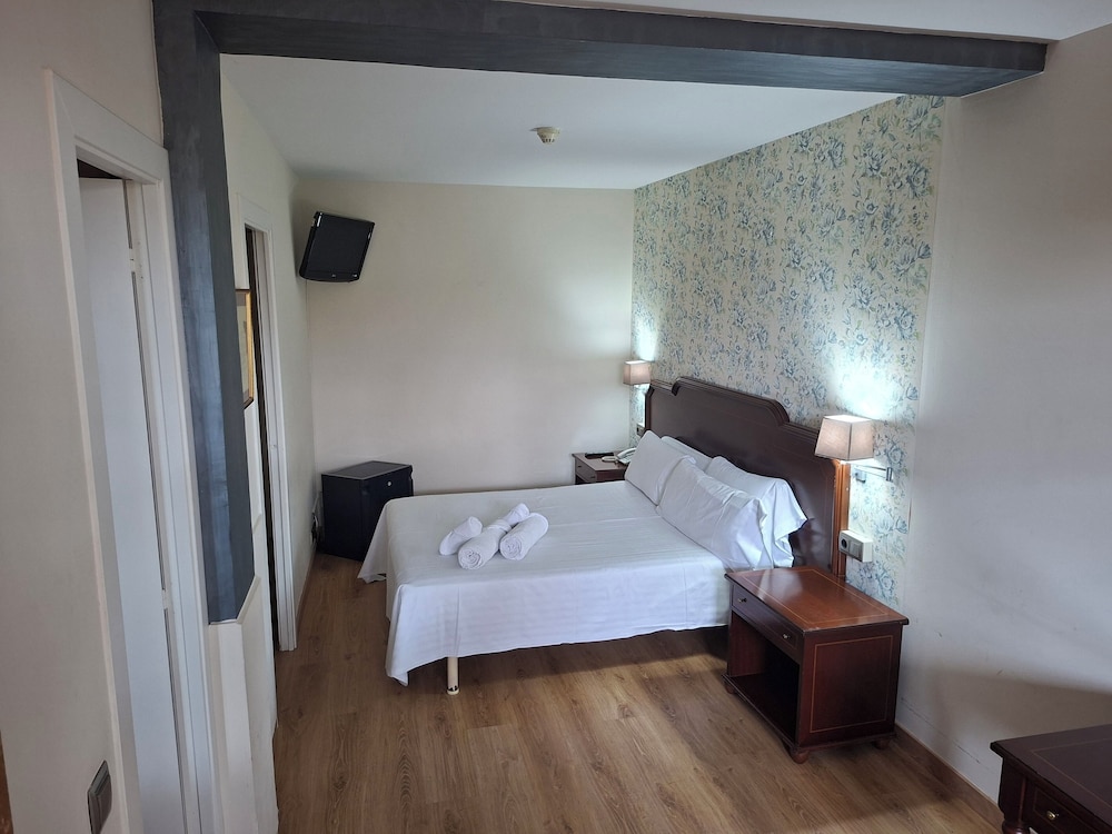 Hotel El Castell — Hotel rooms in Barcelona, Catalonia