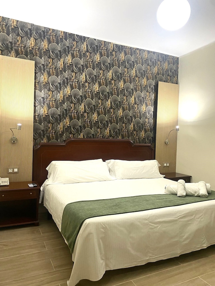 Hotel El Castell — Hotel rooms in Barcelona, Catalonia