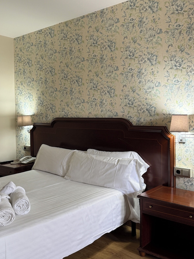 Hotel El Castell — Hotel rooms in Barcelona, Catalonia