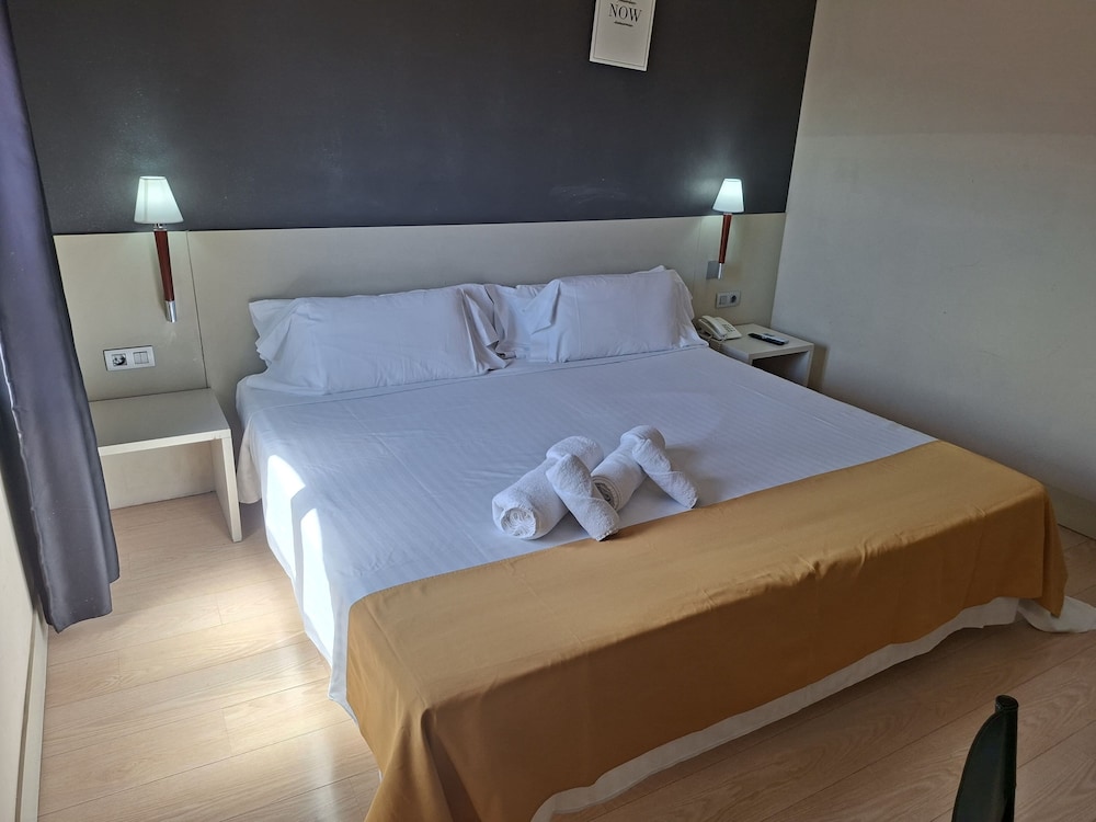 Hotel El Castell — Hotel rooms in Barcelona, Catalonia