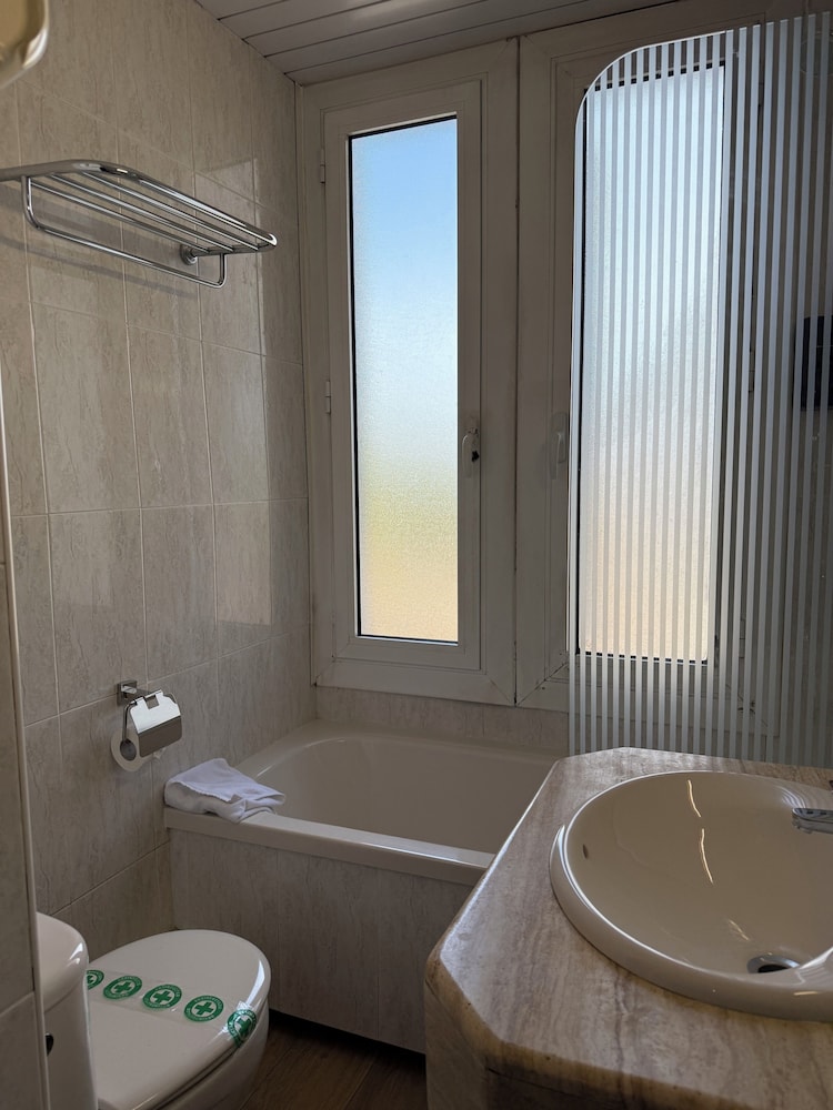 Hotel El Castell — Hotel rooms in Barcelona, Catalonia