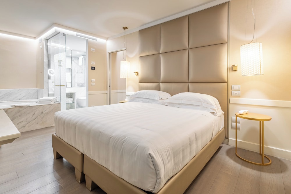 Ponte Vecchio Suites & Spa — Hotel rooms in Florence, Tuscany