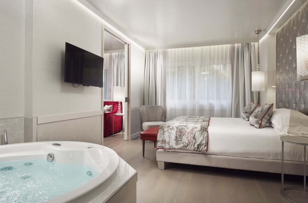 Ponte Vecchio Suites & Spa — Hotel rooms in Florence, Tuscany