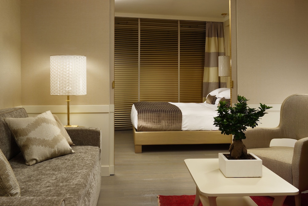 Ponte Vecchio Suites & Spa — Hotel rooms in Florence, Tuscany