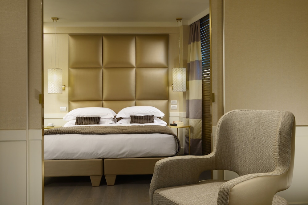 Ponte Vecchio Suites & Spa — Hotel rooms in Florence, Tuscany