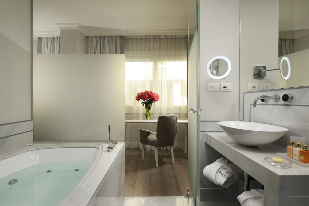 Ponte Vecchio Suites & Spa — Hotel rooms in Florence, Tuscany