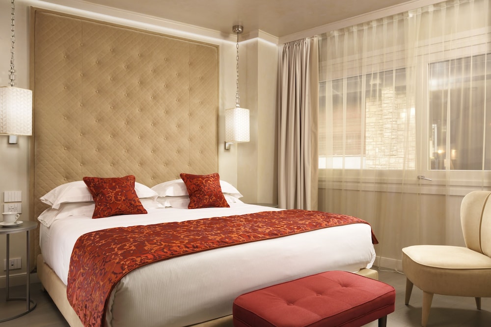 Ponte Vecchio Suites & Spa — Hotel rooms in Florence, Tuscany