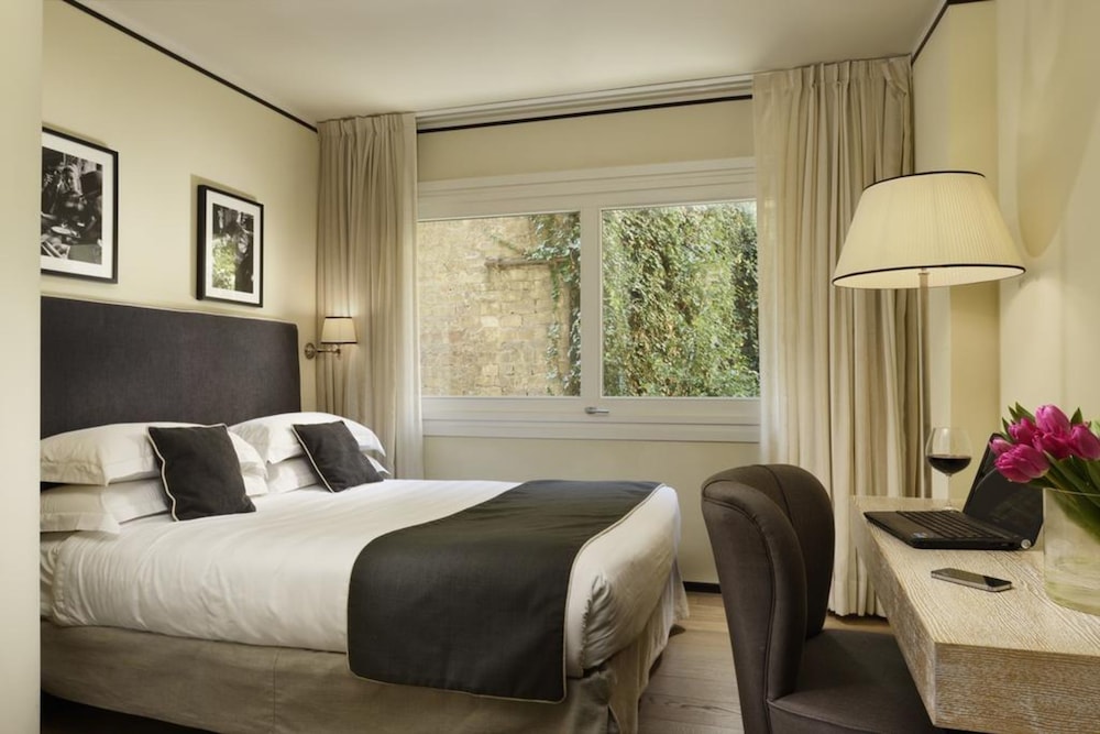 Ponte Vecchio Suites & Spa — Hotel rooms in Florence, Tuscany
