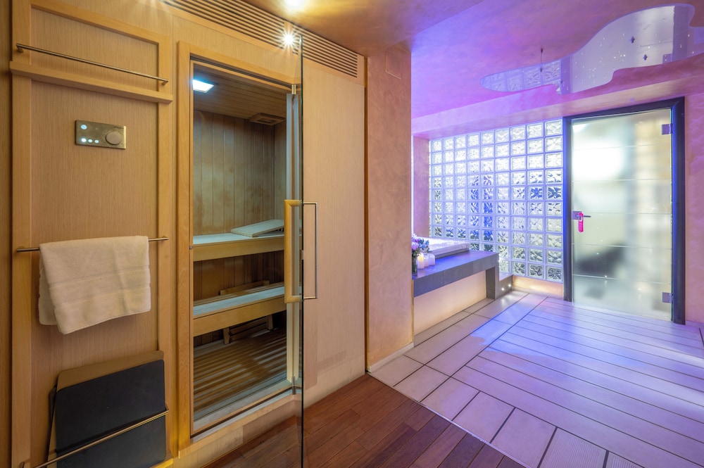 Ponte Vecchio Suites & Spa — Hotel rooms in Florence, Tuscany